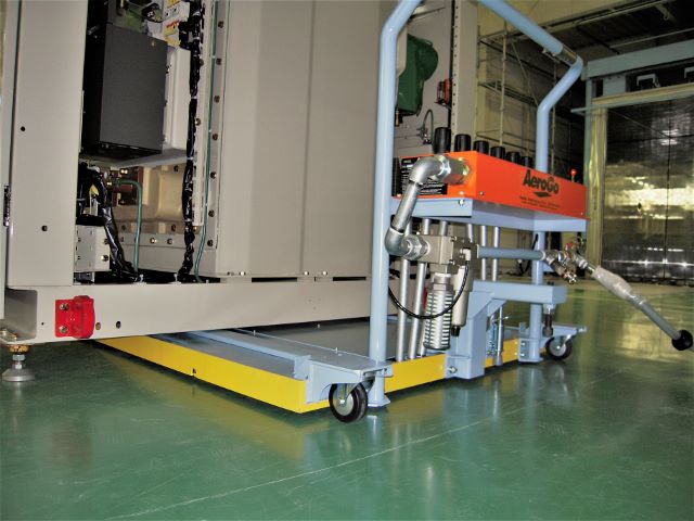 非常に薄型のエアキャスター台車を製品の下に挿入し、エアキャスターを作動させて台車に搭載するの画像